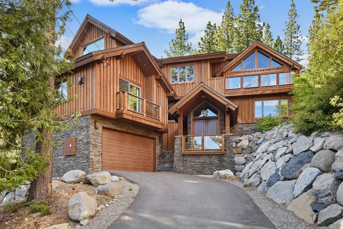 Luxury Mountain Chalet with Lake Views - Photo 5