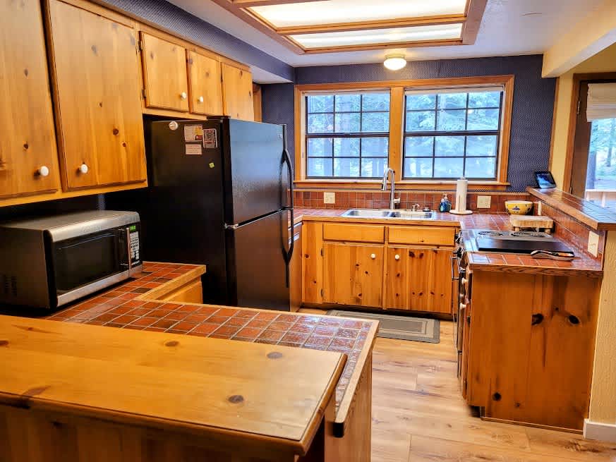 Cozy Truckee Cottage with Pool & Hot Tub - Photo 3