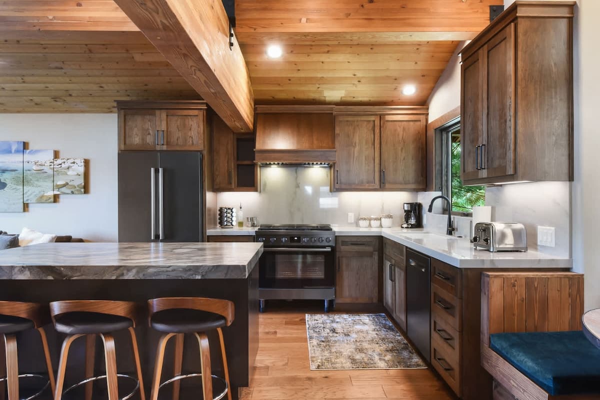 Shoreline Vista 180 Lake Views, Pet-Friendly - Photo 3