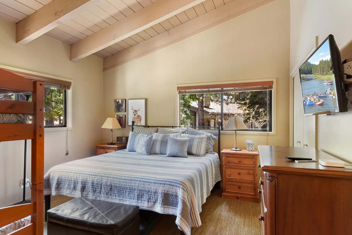 Condo in Tahoma · ★4.44 · 2 bedrooms · 4 beds · 2 private baths - Photo 3
