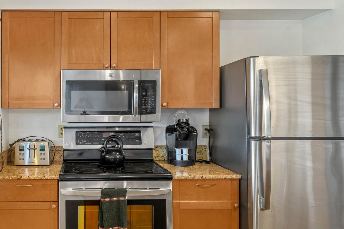Condo in Princeville · ★4.81 · 2 bedrooms · 3 beds · 1.5 shared baths - Photo 4