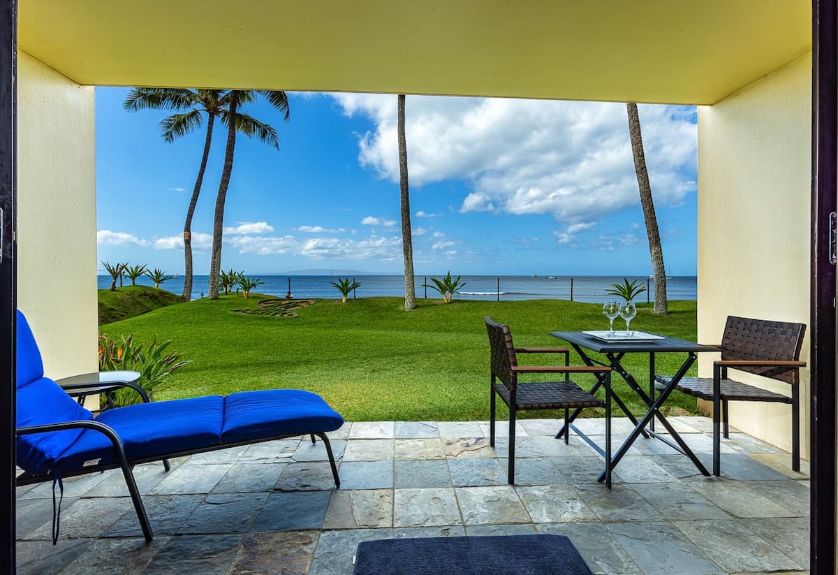 Oceanfront corner unit w/ private lanai access - Photo 1