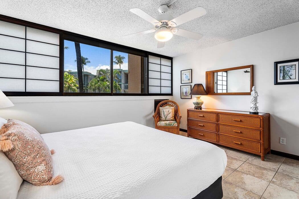 Condo in Kailua-Kona · ★4.8 · 1 bedroom · 2 beds · 1 private bath - Photo 4