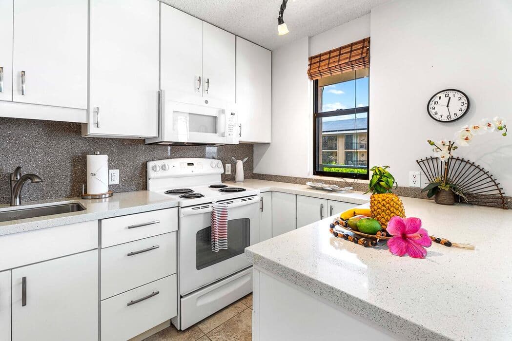 Condo in Kailua-Kona · ★4.8 · 1 bedroom · 2 beds · 1 private bath - Photo 3