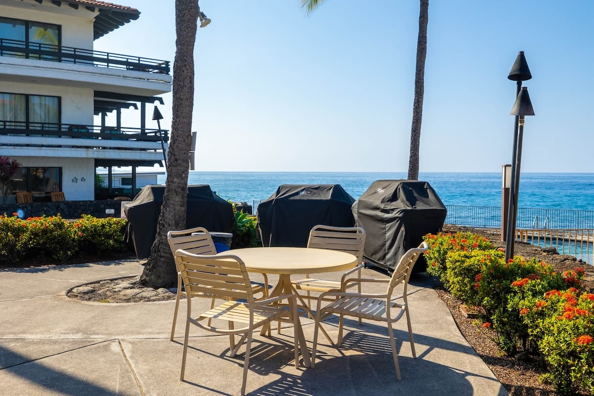 Condo in Kailua-Kona · ★4.46 · 1 bedroom · 2 beds · 1 shared bath - Photo 4