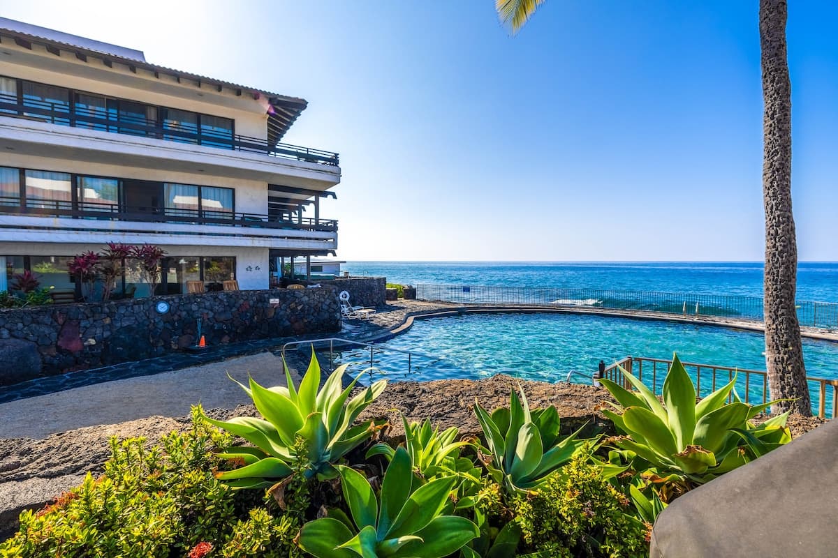 Condo in Kailua-Kona · ★4.46 · 1 bedroom · 2 beds · 1 shared bath - Photo 1
