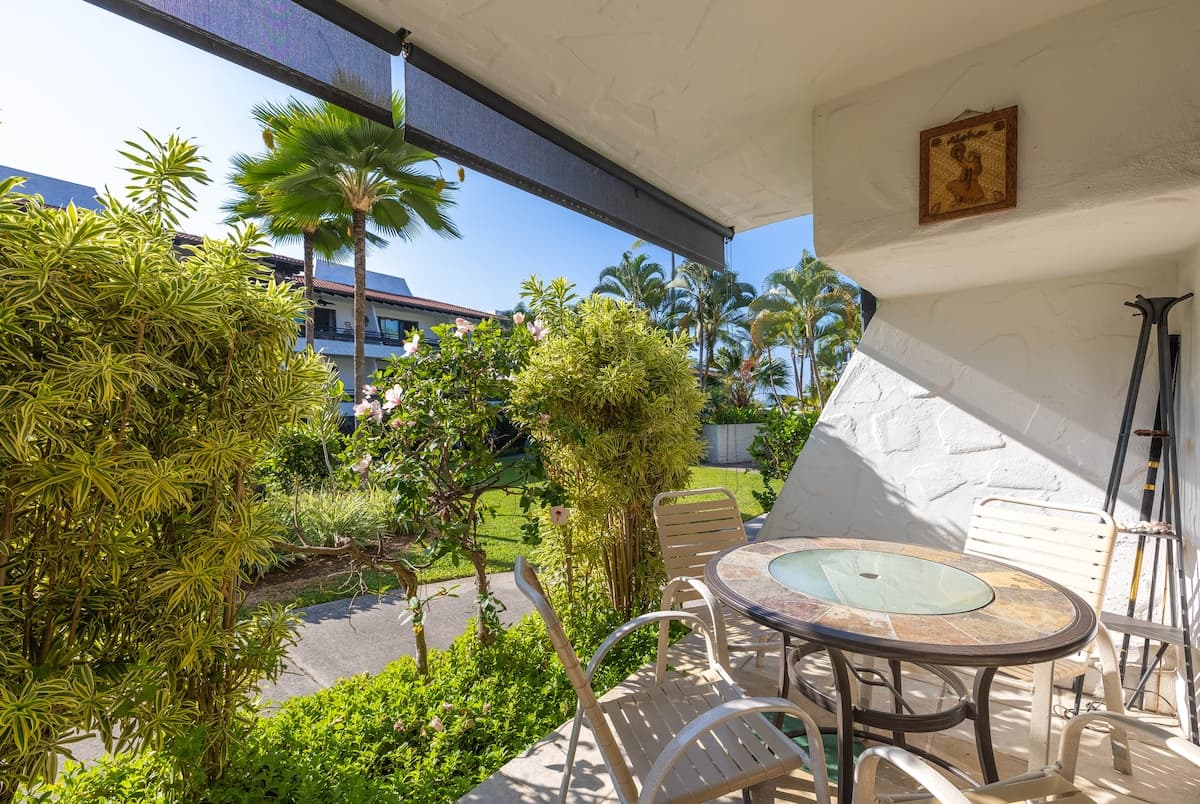 Condo in Kailua-Kona · ★4.46 · 1 bedroom · 2 beds · 1 shared bath - Photo 2