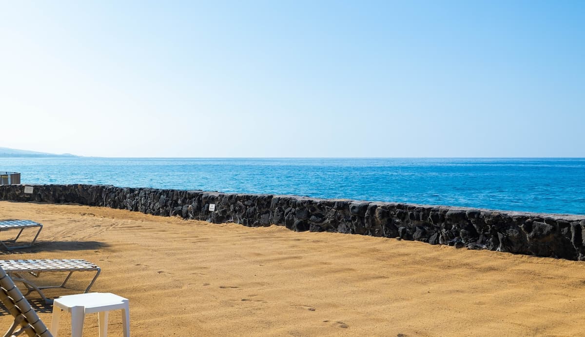 Condo in Kailua-Kona · ★4.46 · 1 bedroom · 2 beds · 1 shared bath - Photo 5