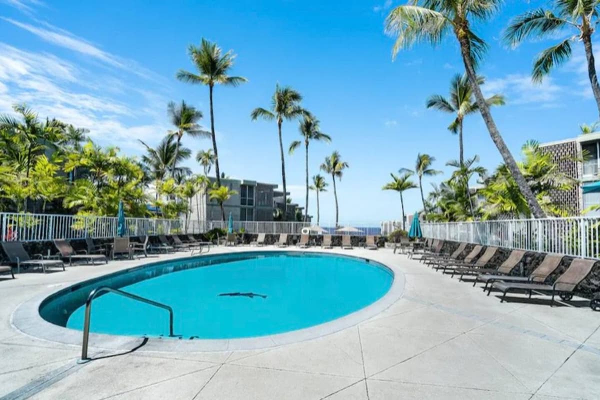 Condo in Kailua-Kona · ★4.81 · 1 bedroom · 2 beds · 1 bath - Photo 4