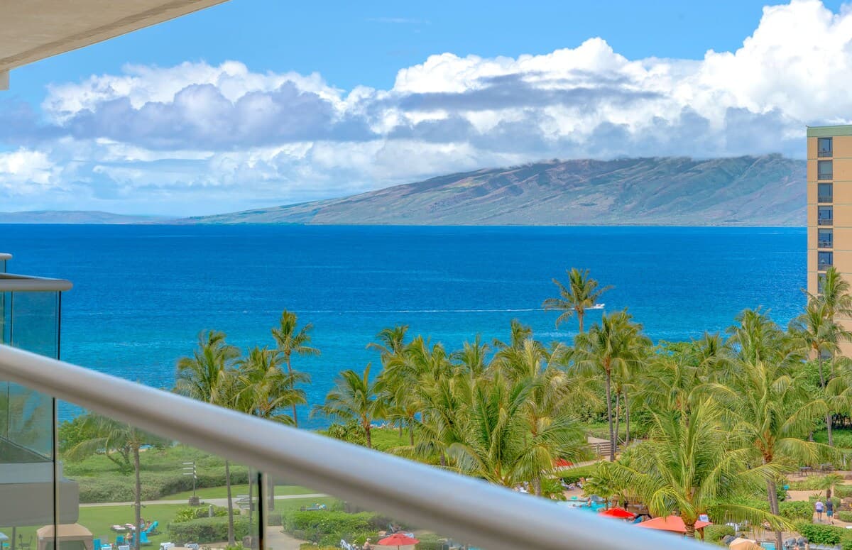 Condo in Lahaina · ★4.7 · 2 bedrooms · 3 beds · 1 bath - Photo 2