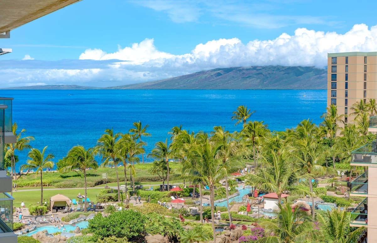 Condo in Lahaina · ★4.7 · 2 bedrooms · 3 beds · 1 bath - Photo 3