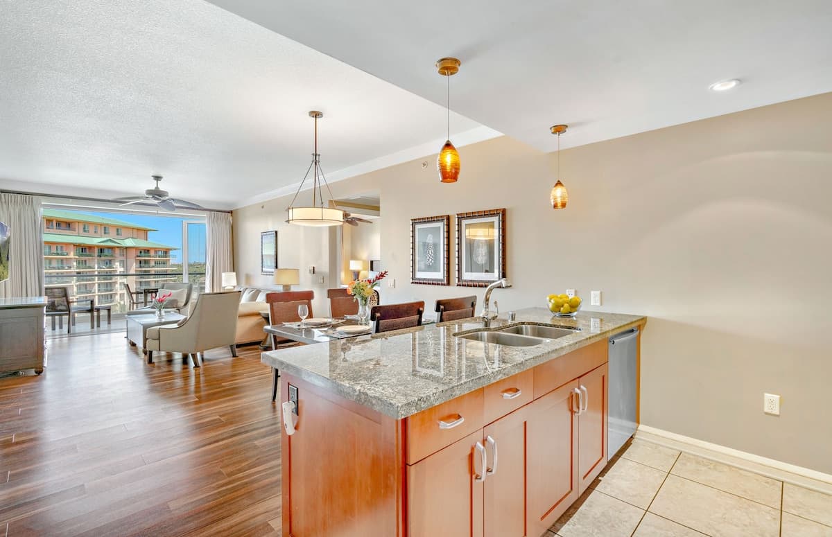 Condo in Lahaina · ★4.7 · 2 bedrooms · 3 beds · 1 bath - Photo 4