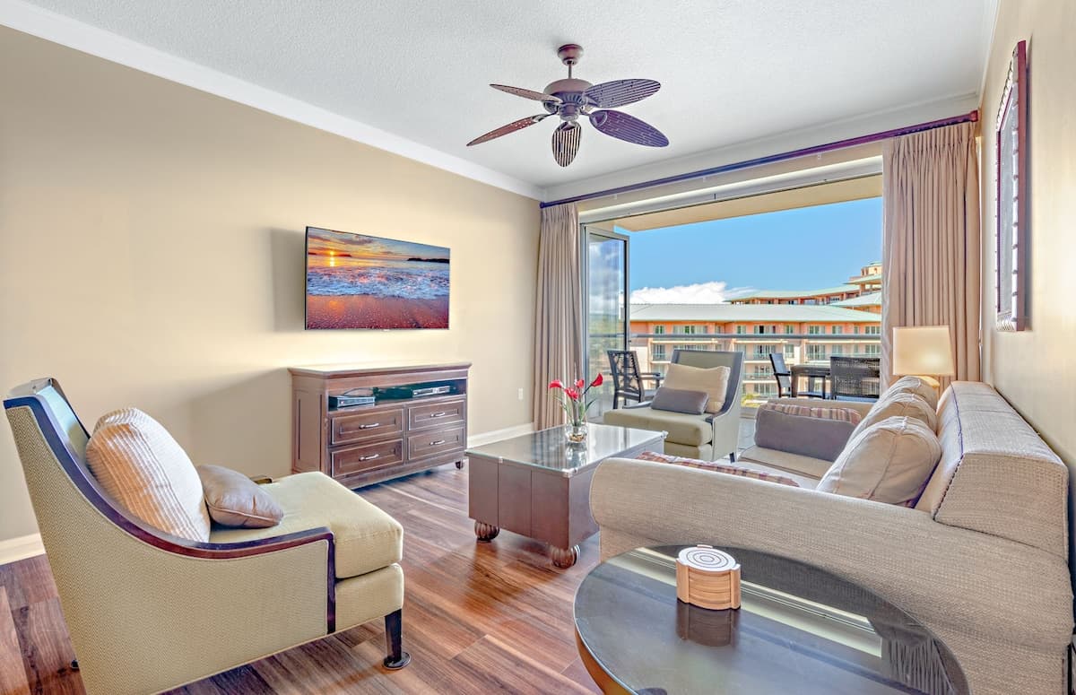 Condo in Lahaina · ★4.7 · 2 bedrooms · 3 beds · 1 bath - Photo 5
