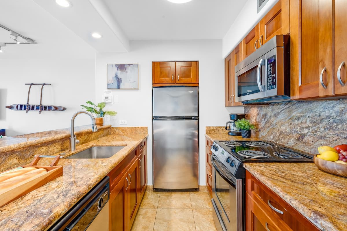 Condo in Lahaina · ★4.88 · 1 bedroom · 1 bed · 1 bath - Photo 4