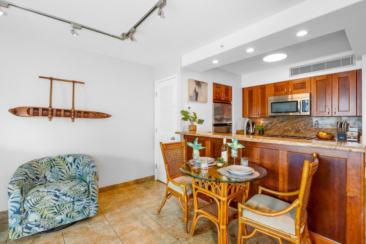 Condo in Lahaina · ★4.88 · 1 bedroom · 1 bed · 1 bath - Photo 3