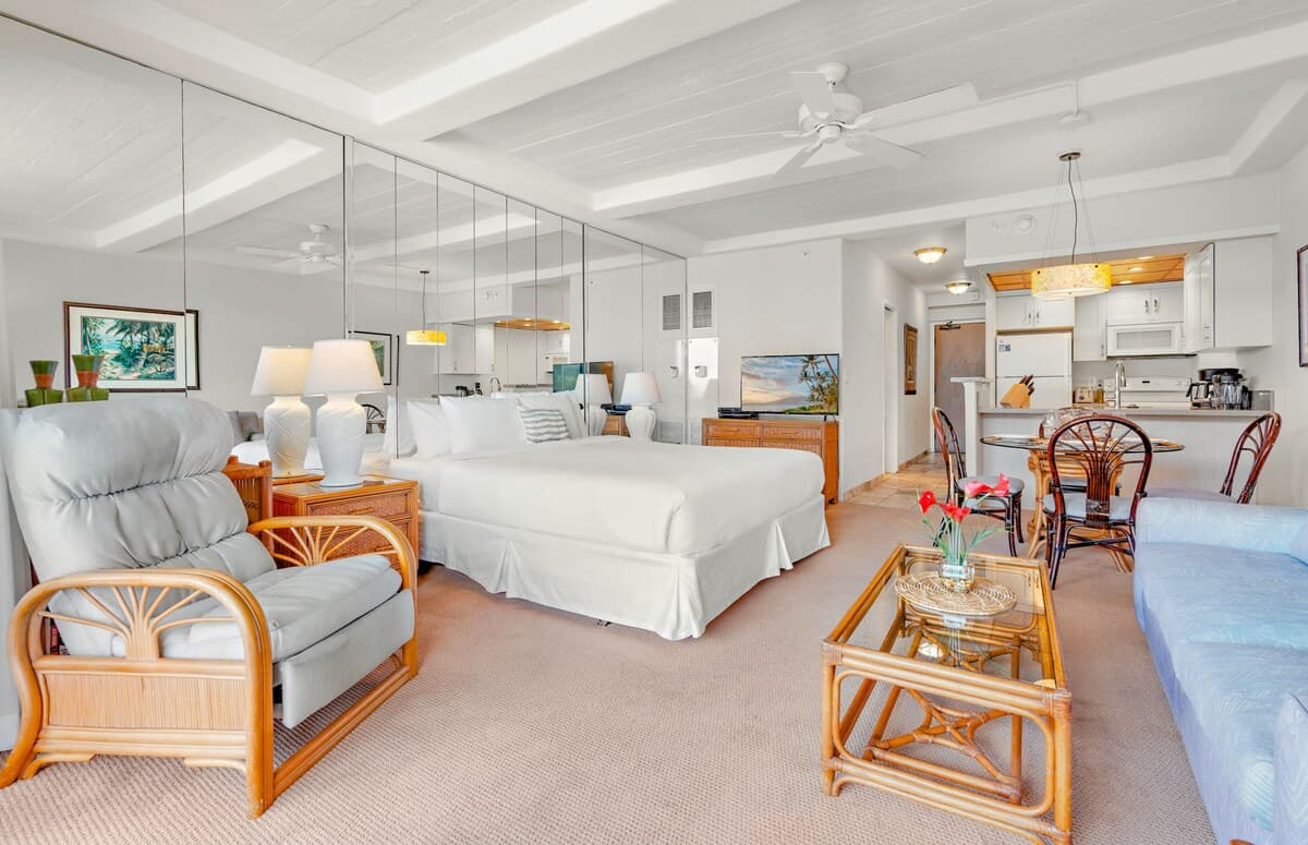 Condo in Lahaina · ★4.95 · Studio · 2 beds · 1 bath - Photo 3