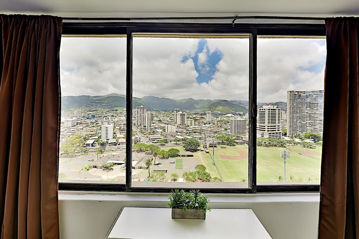 Condo in Honolulu · ★4.32 · Studio · 1 bed · 1 private bath - Photo 5
