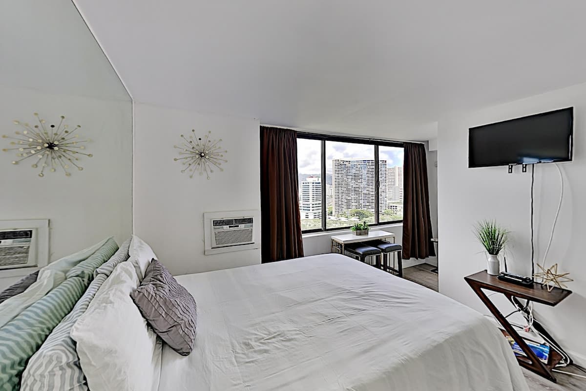 Condo in Honolulu · ★4.32 · Studio · 1 bed · 1 private bath - Photo 1