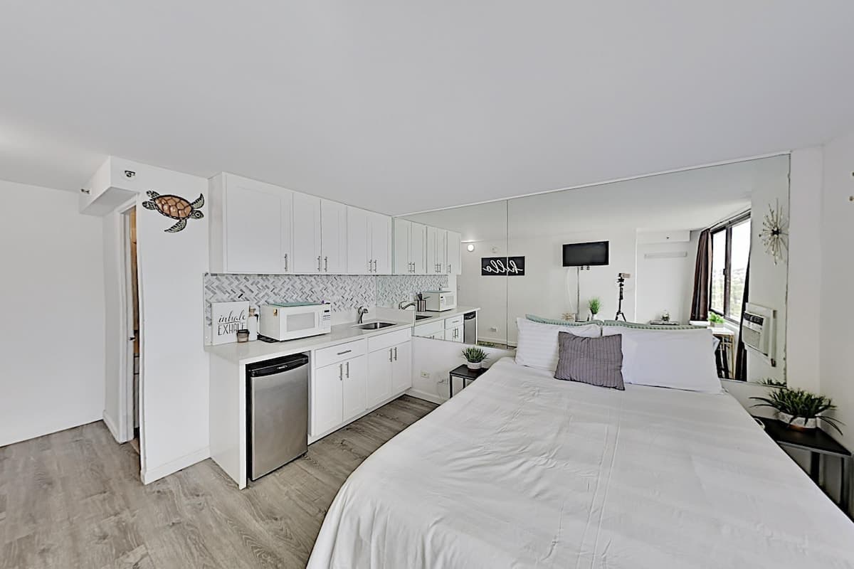 Condo in Honolulu · ★4.32 · Studio · 1 bed · 1 private bath - Photo 2
