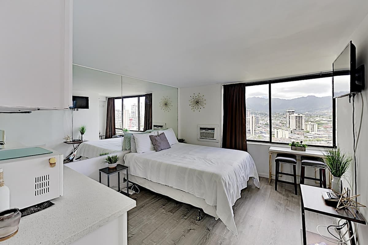 Condo in Honolulu · ★4.32 · Studio · 1 bed · 1 private bath - Photo 3