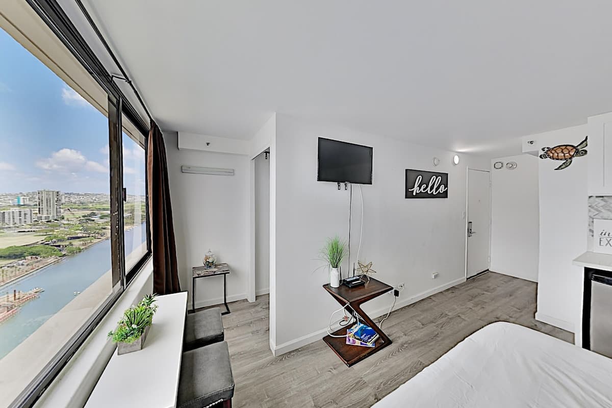 Condo in Honolulu · ★4.32 · Studio · 1 bed · 1 private bath - Photo 4