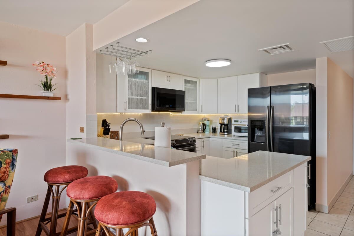 Condo in Kailua-Kona · ★4.4 · 2 bedrooms · 4 beds · 2 shared baths - Photo 4