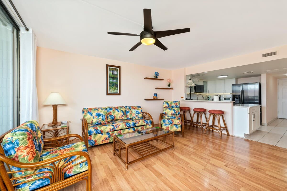 Condo in Kailua-Kona · ★4.4 · 2 bedrooms · 4 beds · 2 shared baths - Photo 3