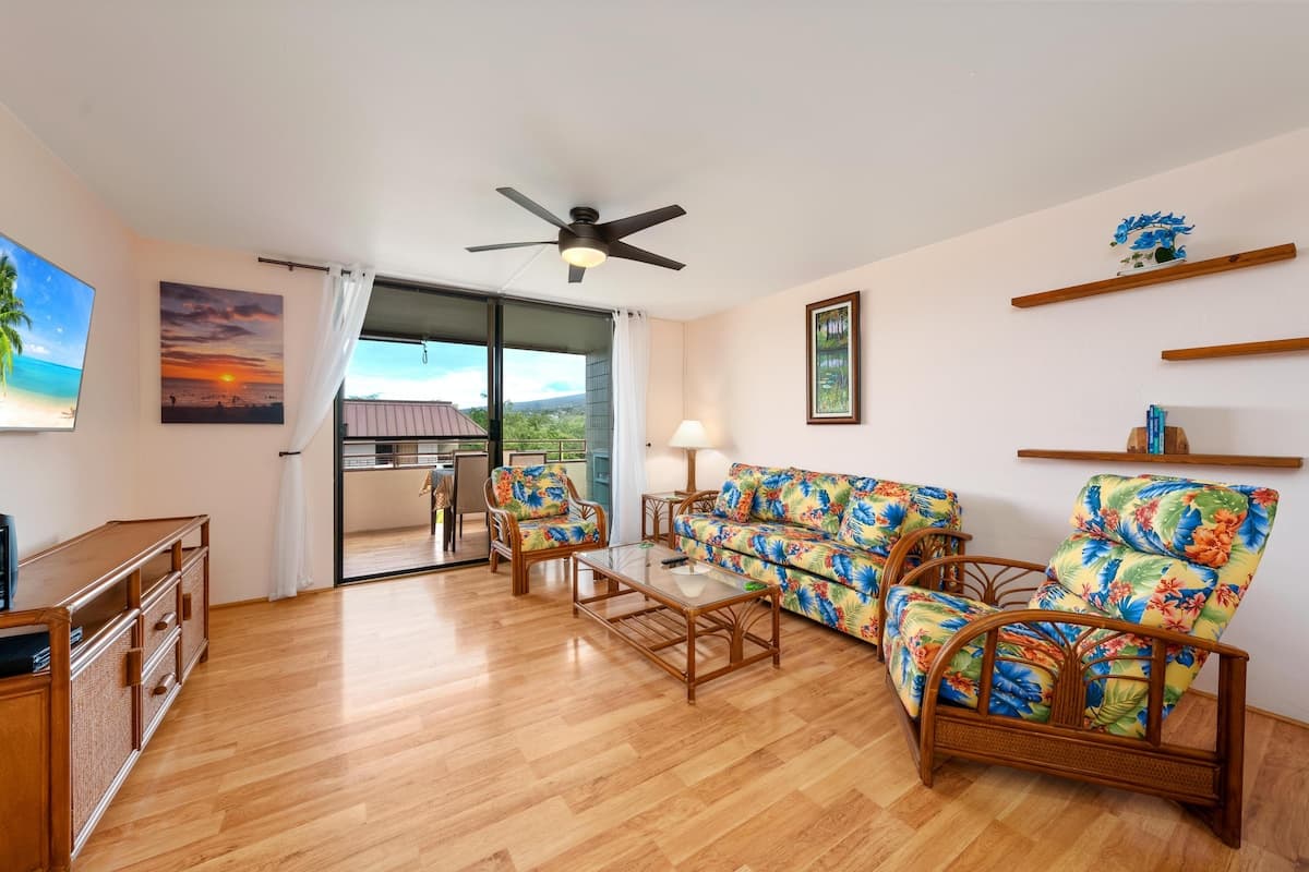 Condo in Kailua-Kona · ★4.4 · 2 bedrooms · 4 beds · 2 shared baths - Photo 1