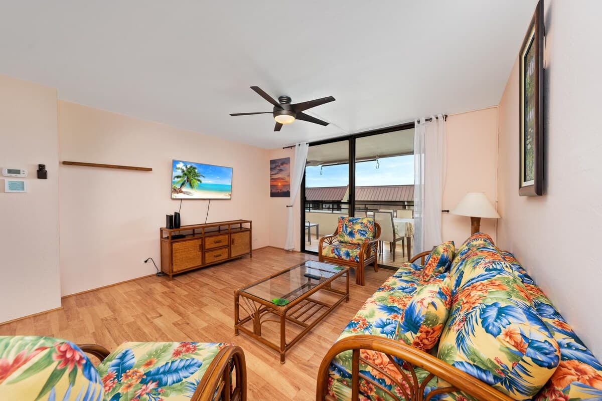 Condo in Kailua-Kona · ★4.4 · 2 bedrooms · 4 beds · 2 shared baths - Photo 2