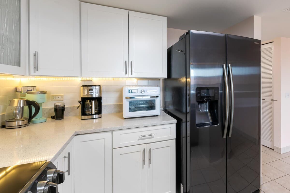 Condo in Kailua-Kona · ★4.4 · 2 bedrooms · 4 beds · 2 shared baths - Photo 5