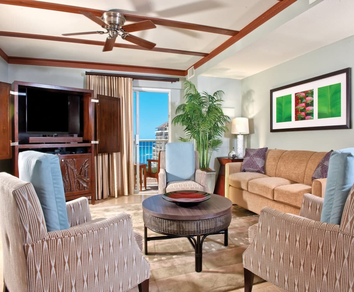 Resort in Honolulu · ★5.0 · 3 bedrooms · 5 beds · 2 private baths - Photo 5