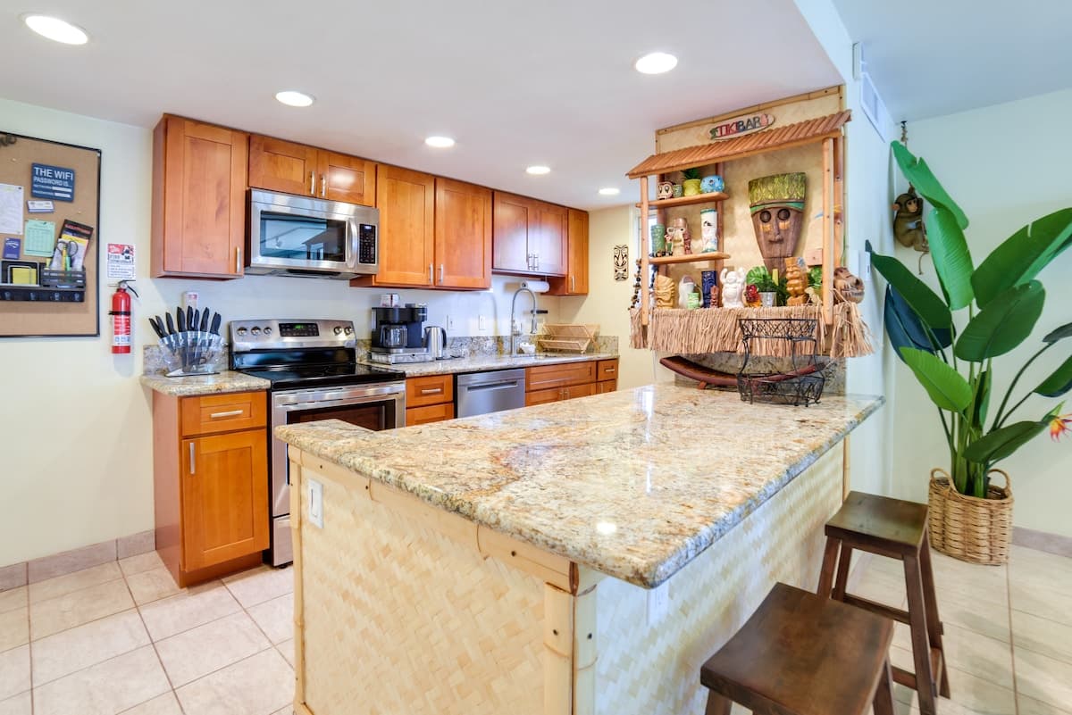 Condo in Lahaina · ★4.94 · 2 bedrooms · 3 beds · 2 private baths - Photo 2
