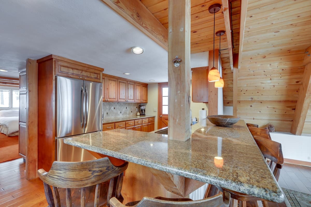 Pet-Friendly '80s Cabin Across from Donner Lake - Photo 5