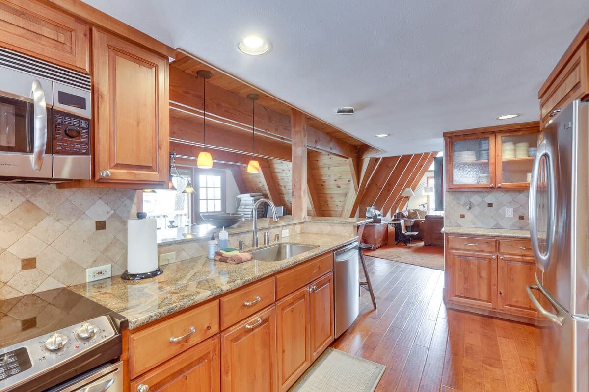 Pet-Friendly '80s Cabin Across from Donner Lake - Photo 4
