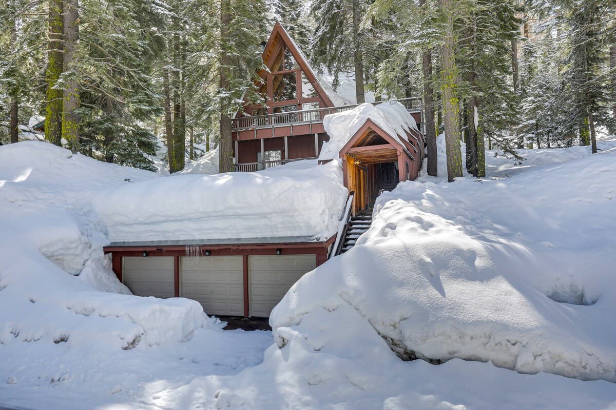 Pet-Friendly '80s Cabin Across from Donner Lake - Photo 3