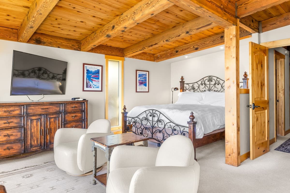 Lakefront Condo with Boat Slip & Private Beach - Photo 2