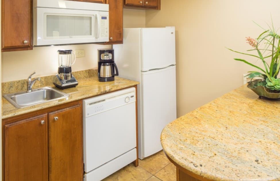Condo in Lahaina · ★4.98 · 1 bedroom · 2 beds · 1 private bath - Photo 5