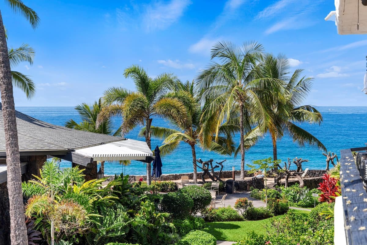 Condo in Kailua-Kona · ★4.8 · 1 bedroom · 2 beds · 1.5 private baths - Photo 2