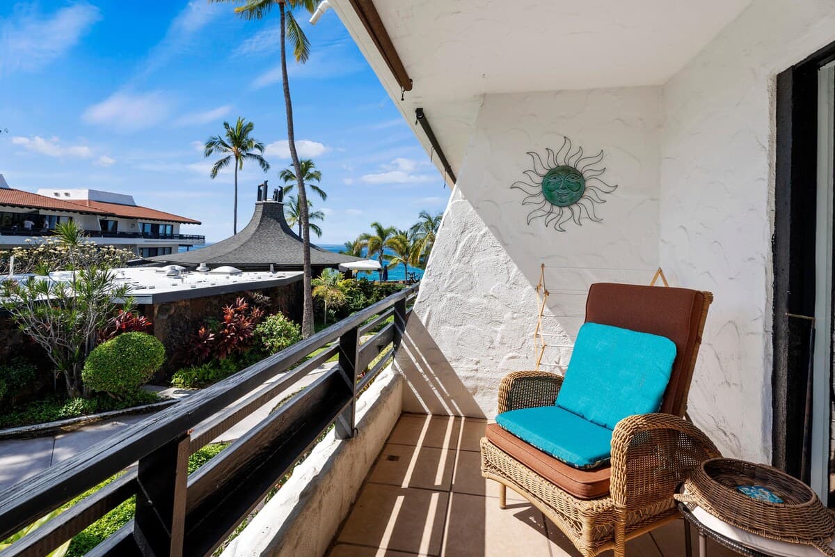 Condo in Kailua-Kona · ★4.8 · 1 bedroom · 2 beds · 1.5 private baths - Photo 5
