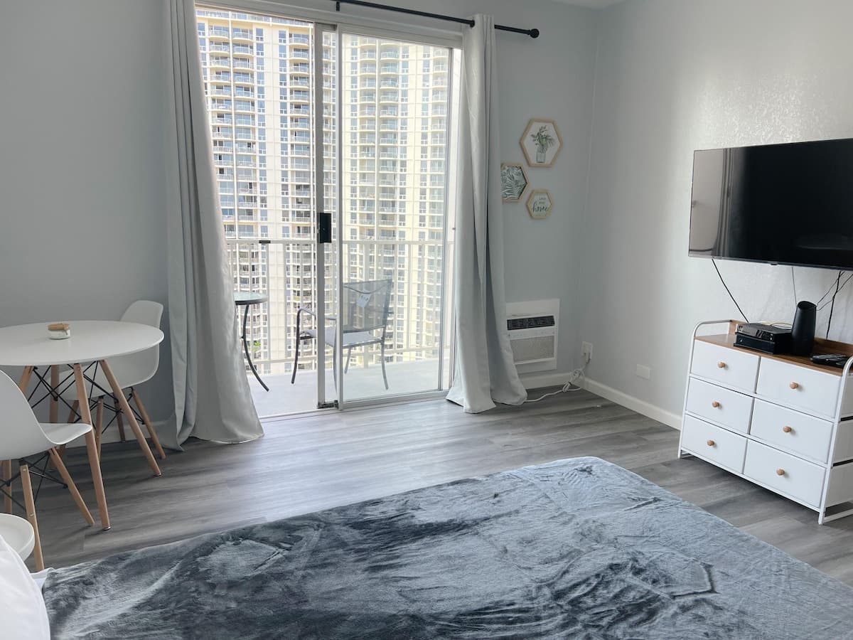 Condo in Honolulu · ★4.61 · Studio · 1 bed · 1 private bath - Photo 1