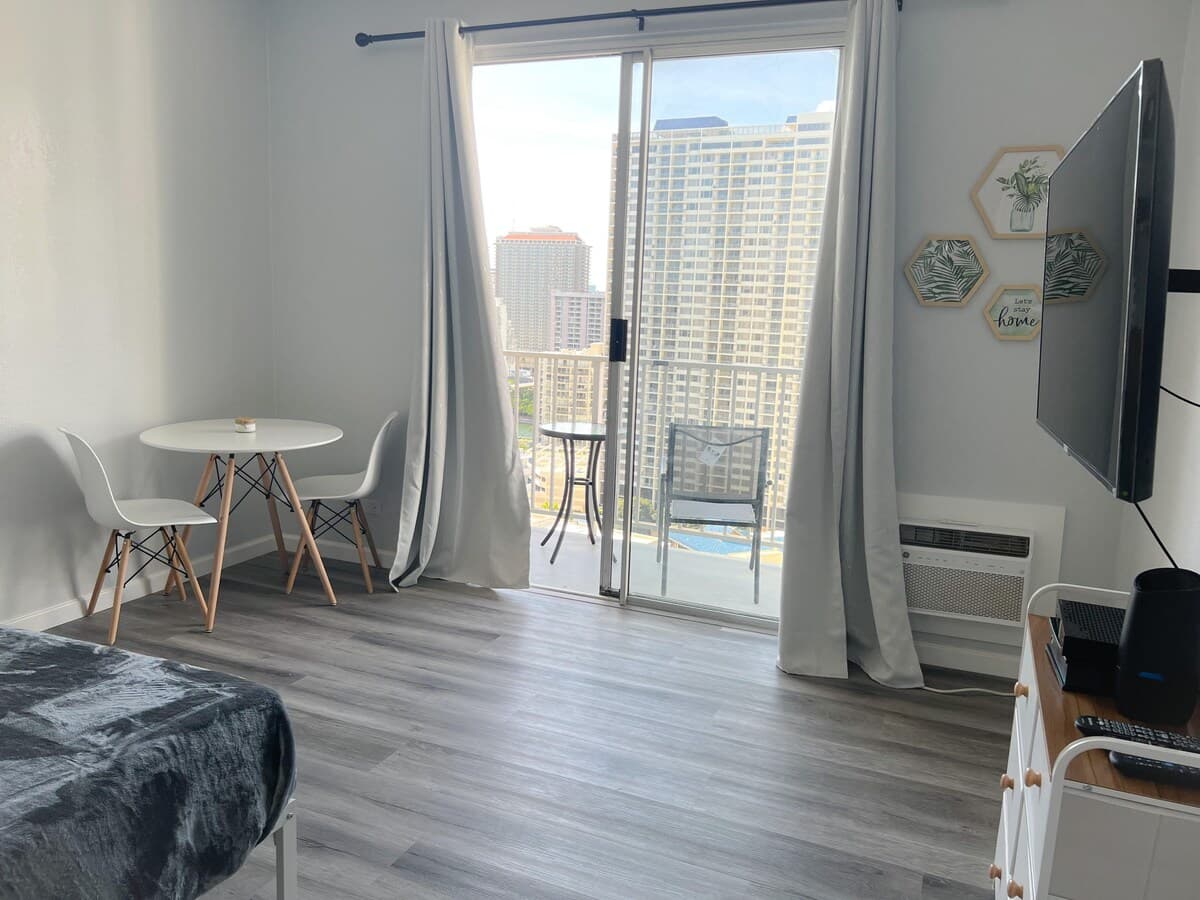 Condo in Honolulu · ★4.61 · Studio · 1 bed · 1 private bath - Photo 4