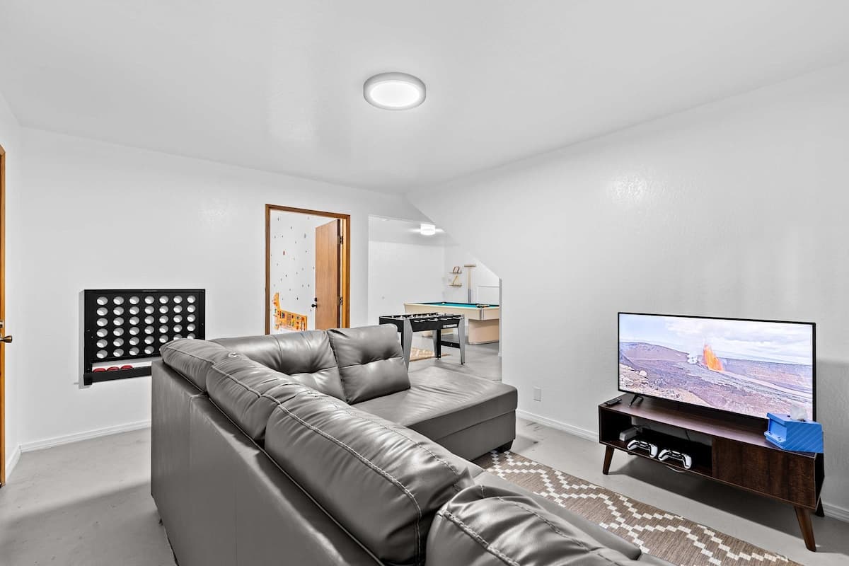 Home in Volcano · ★4.95 · 5 bedrooms · 7 beds · 3 private baths - Photo 2