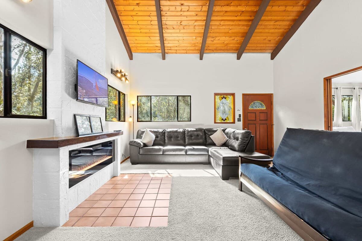 Home in Volcano · ★4.95 · 5 bedrooms · 7 beds · 3 private baths - Photo 3