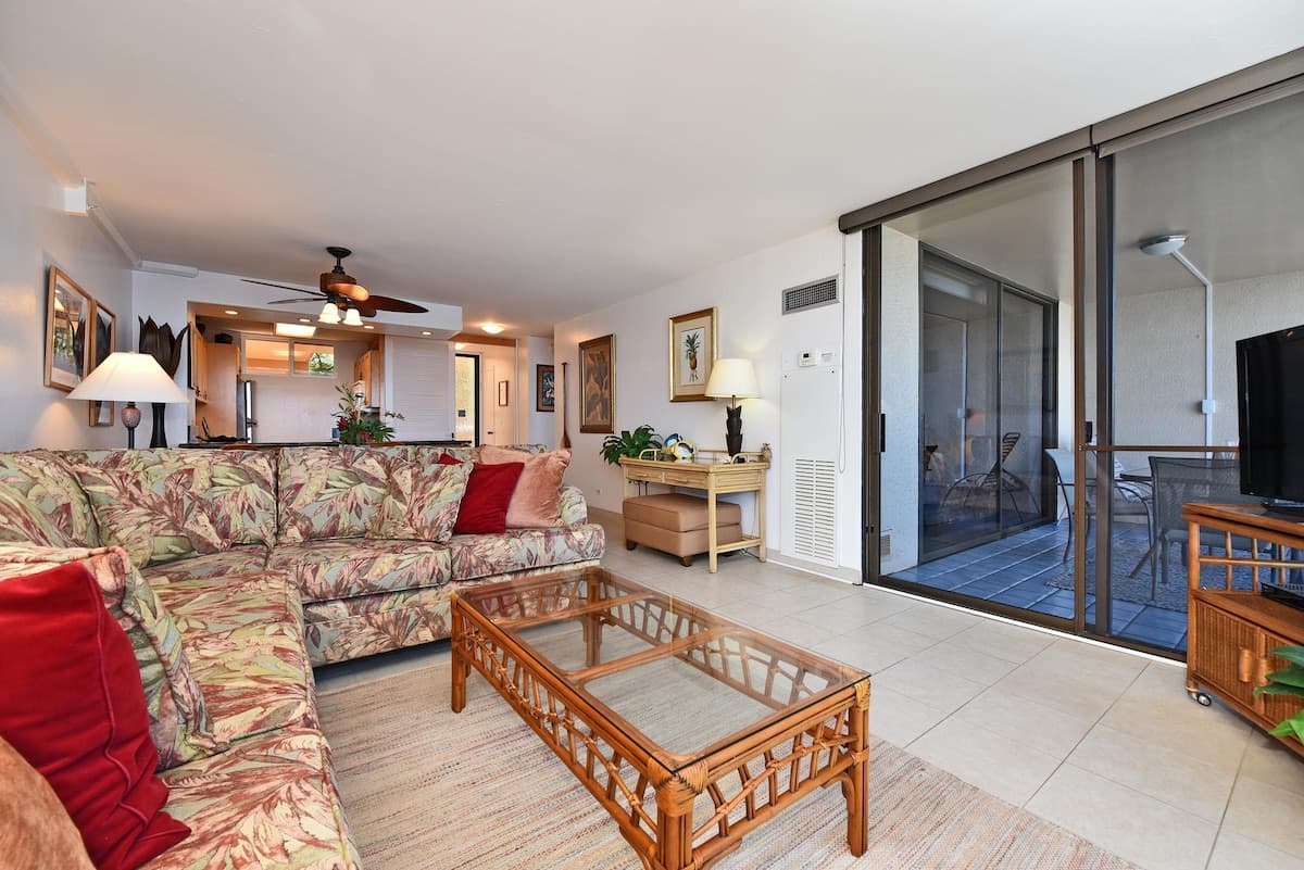 Condo in Lahaina · ★4.6 · 1 bedroom · 2 beds · 1 bath - Photo 5