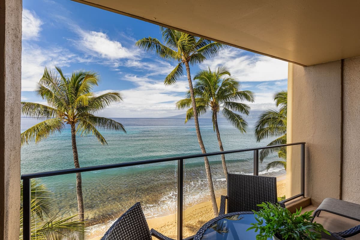 Condo in Lahaina · ★4.97 · 1 bedroom · 2 beds · 1 bath - Photo 3