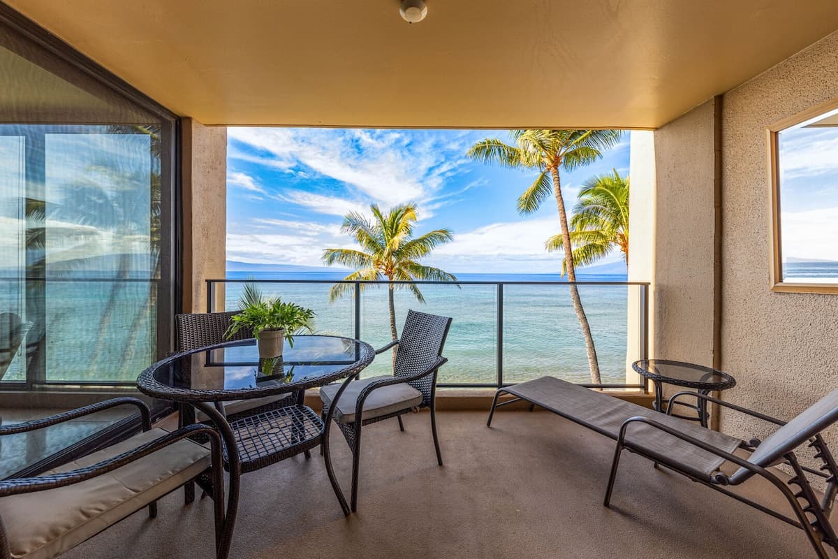 Condo in Lahaina · ★4.97 · 1 bedroom · 2 beds · 1 bath - Photo 4