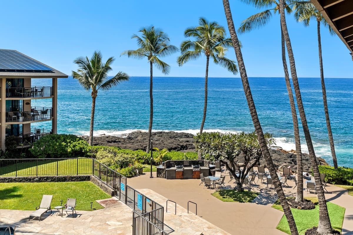 Condo in Kailua-Kona · ★4.95 · 2 bedrooms · 3 beds · 1 private bath - Photo 2