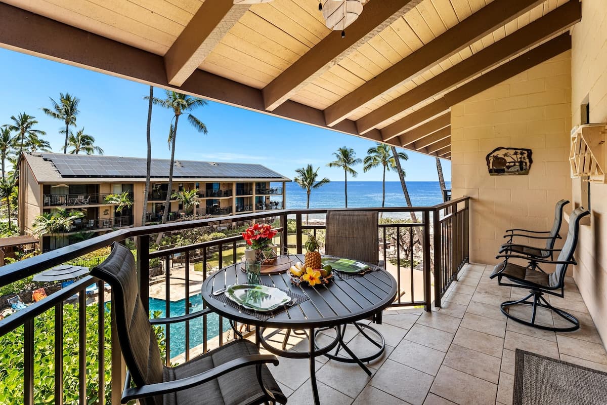 Condo in Kailua-Kona · ★4.95 · 2 bedrooms · 3 beds · 1 private bath - Photo 3