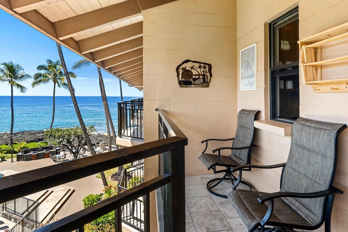 Condo in Kailua-Kona · ★4.95 · 2 bedrooms · 3 beds · 1 private bath - Photo 4