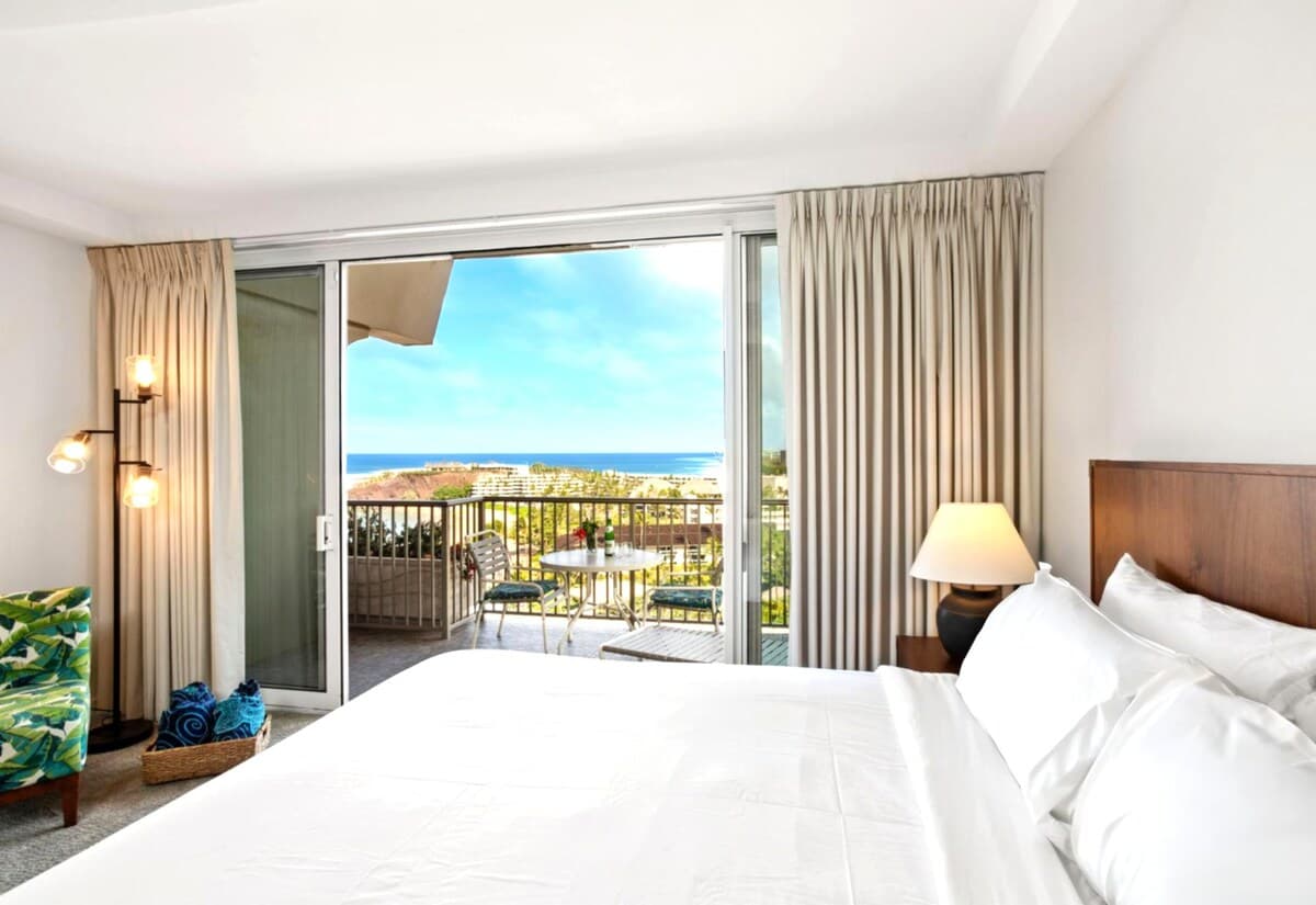 Condo in Lahaina · ★4.82 · 1 bedroom · 2 beds · 1 bath - Photo 4